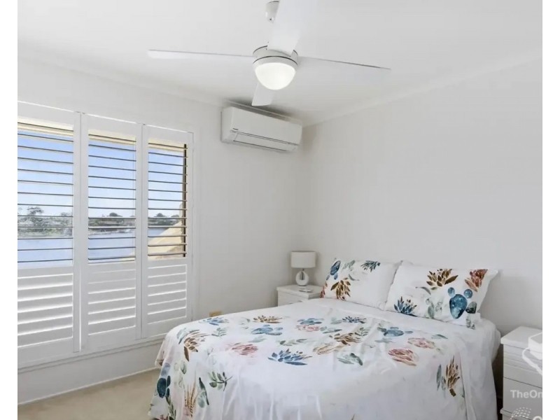 70 Oceanic Drive, Mermaid Waters QLD 4218