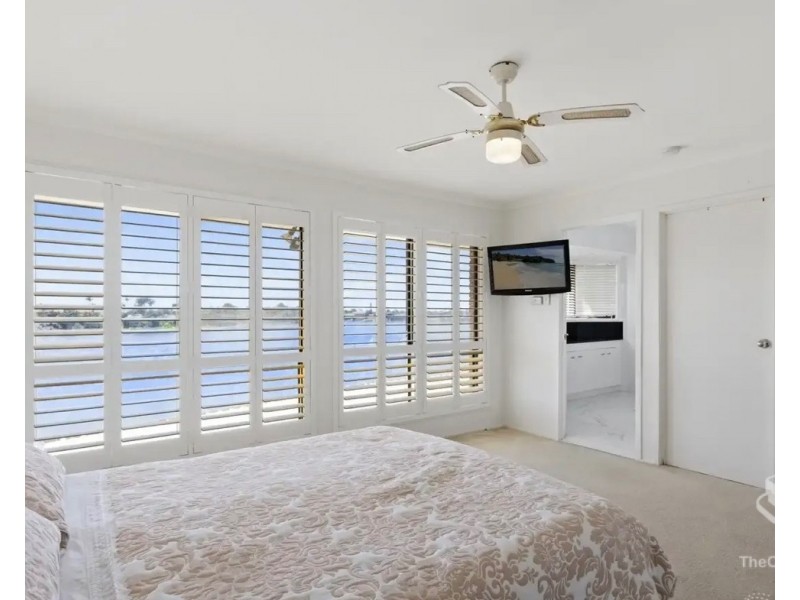 70 Oceanic Drive, Mermaid Waters QLD 4218