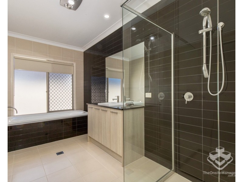 32 Regatta Avenue, Oxenford QLD 4210