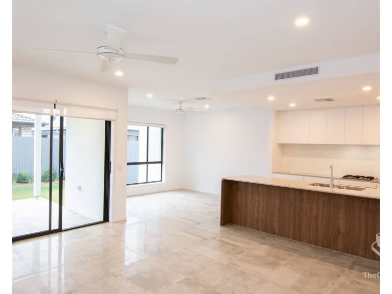 3/1 Flametree Circuit, Arundel QLD 4214