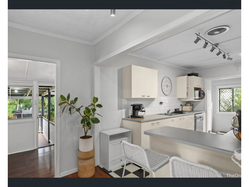 20 Burlington Street, Holland Park QLD 4121