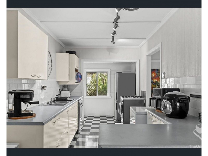 20 Burlington Street, Holland Park QLD 4121