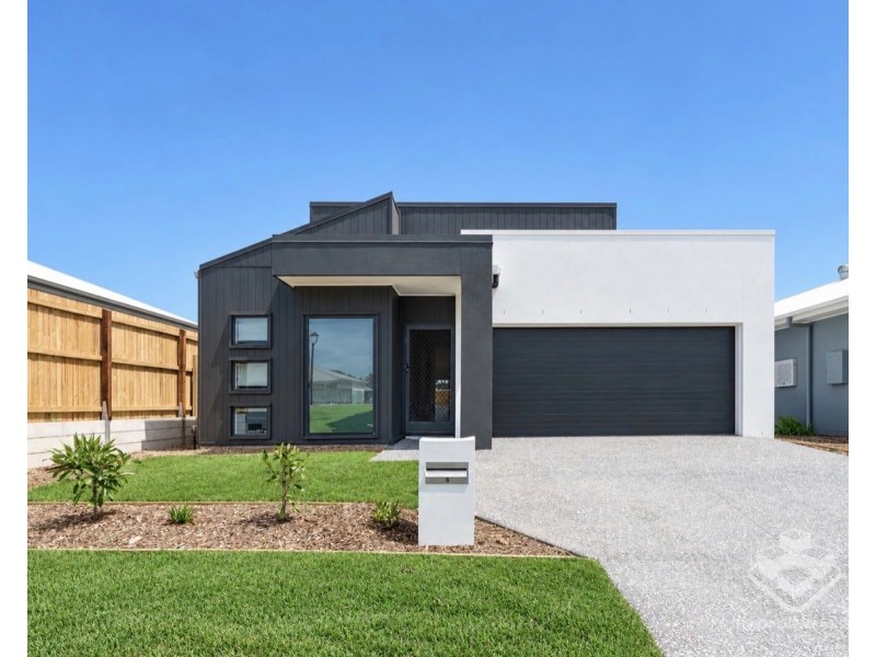 8 Suncrest Mews, Redbank Plains QLD 4301
