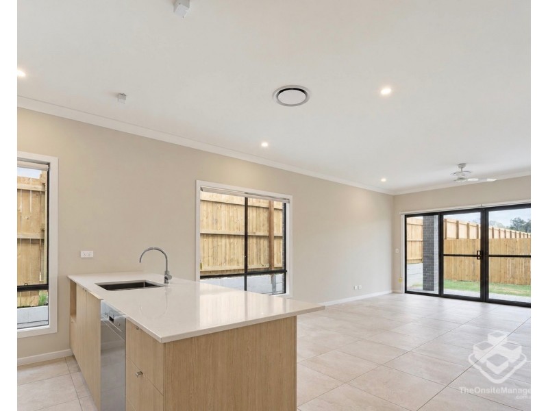 8 Suncrest Mews, Redbank Plains QLD 4301