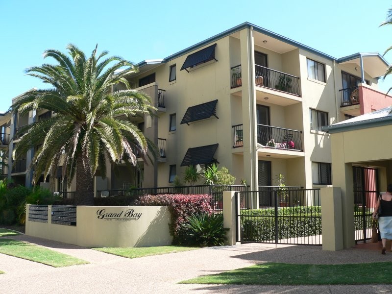 38 LABRADOR ST, Labrador QLD 4215