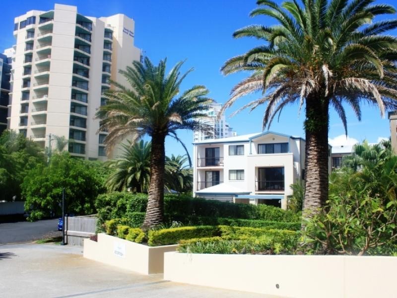 38 Labrador St, Labrador QLD 4215
