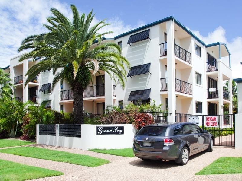 38 LABRADOR ST, Labrador QLD 4215