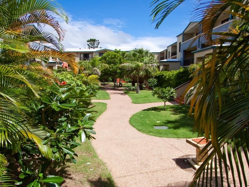 38 LABRADOR ST, Labrador QLD 4215