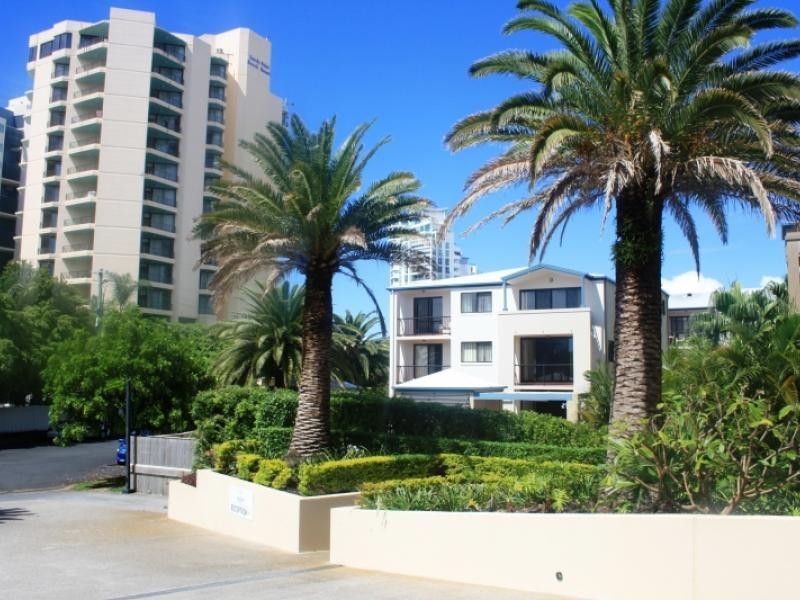 38 LABRADOR ST, Labrador QLD 4215