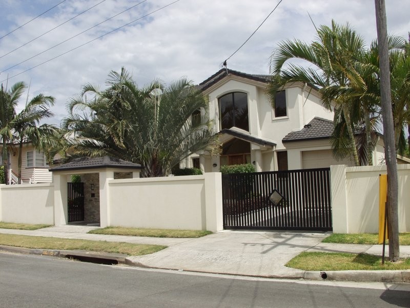 2/10 Bradford, Labrador QLD 4215