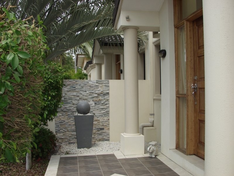 2/10 Bradford, Labrador QLD 4215