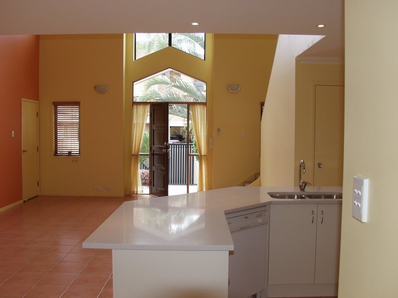 2/10 Bradford, Labrador QLD 4215