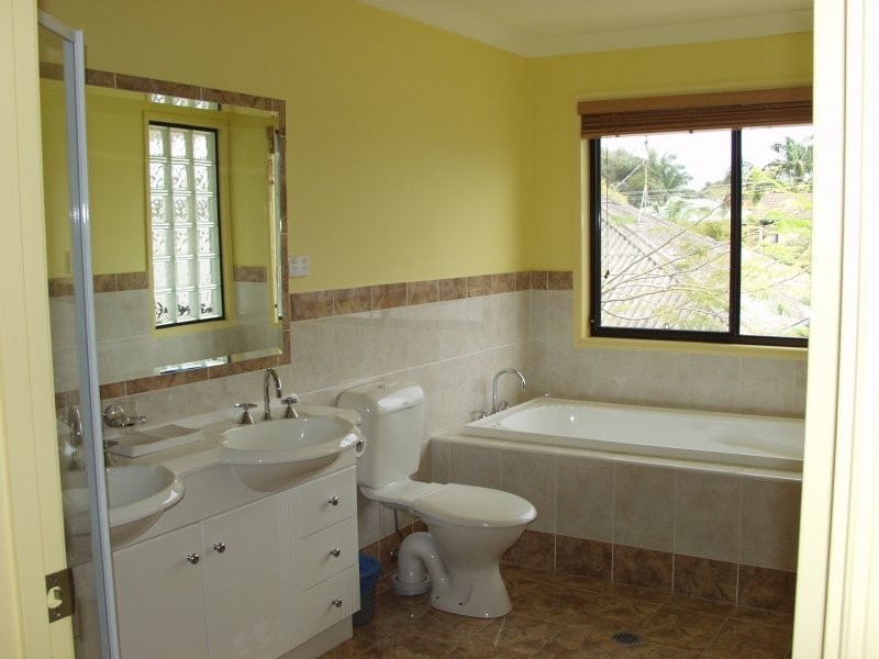 2/10 Bradford, Labrador QLD 4215