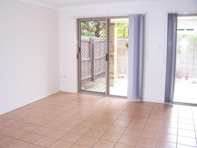 1/220 Christine Ave, Burleigh Waters QLD 4220