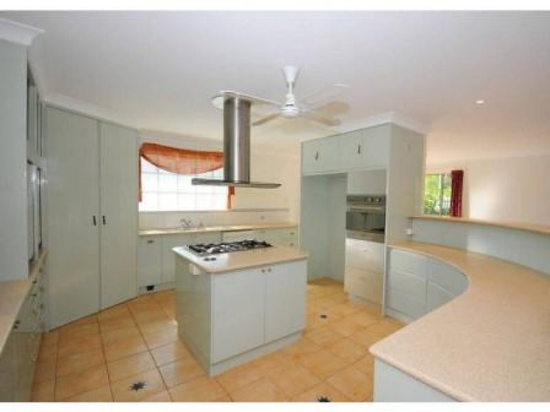 8 SPENCE ST, Point Vernon QLD 4655