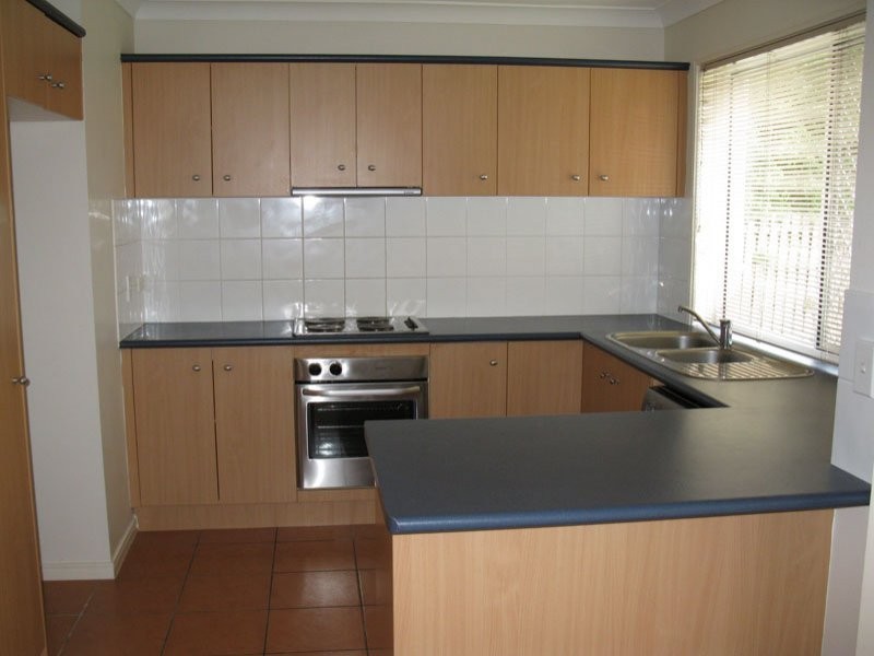 74 Universal St, Pacific Pines QLD 4211