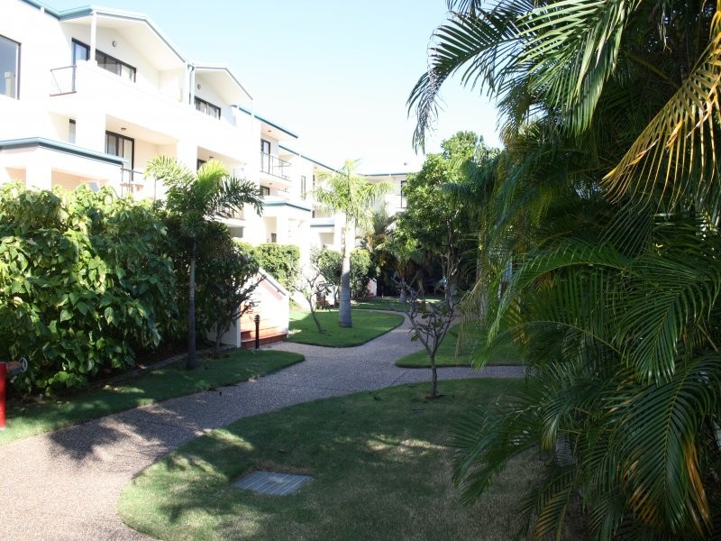 38 LABRADOR ST, Labrador QLD 4215