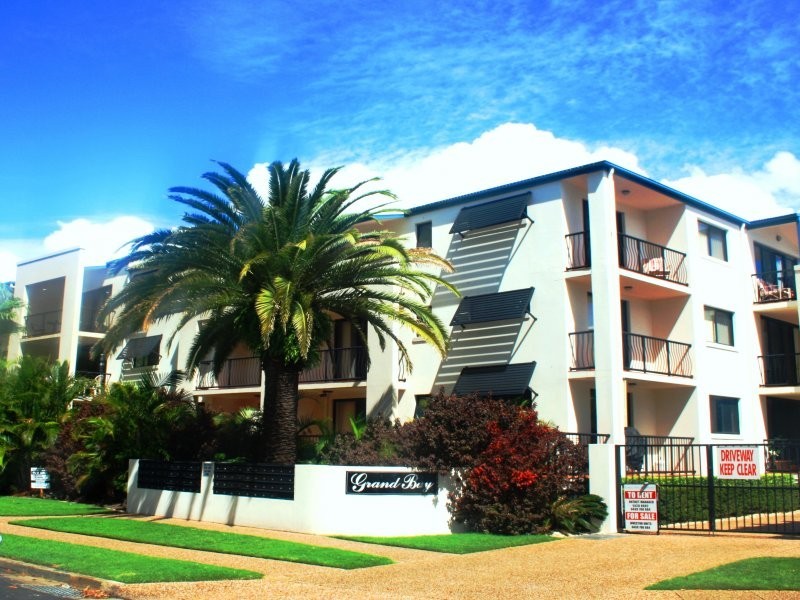 38 LABRADOR ST, Labrador QLD 4215