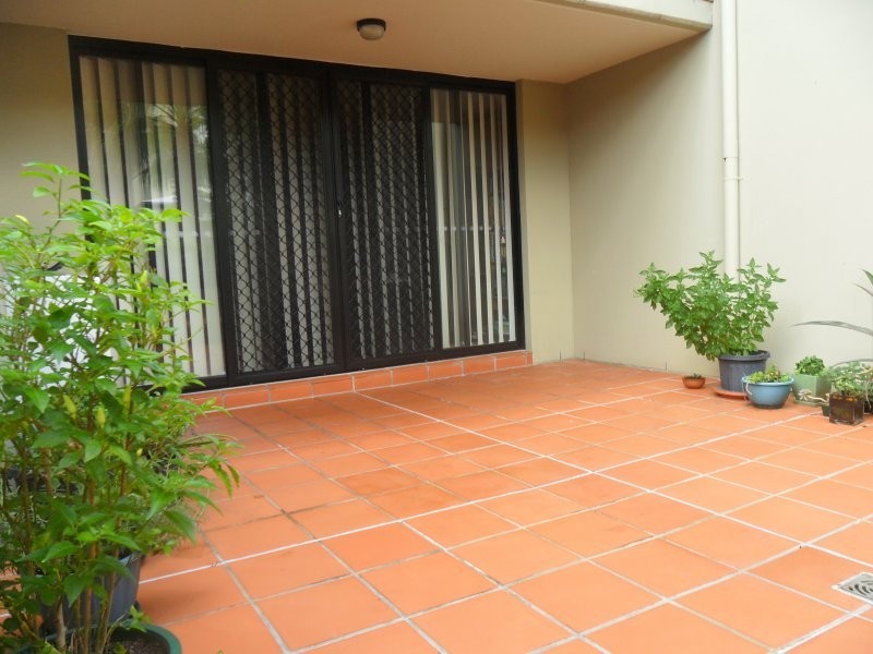 38 LABRADOR ST, Labrador QLD 4215
