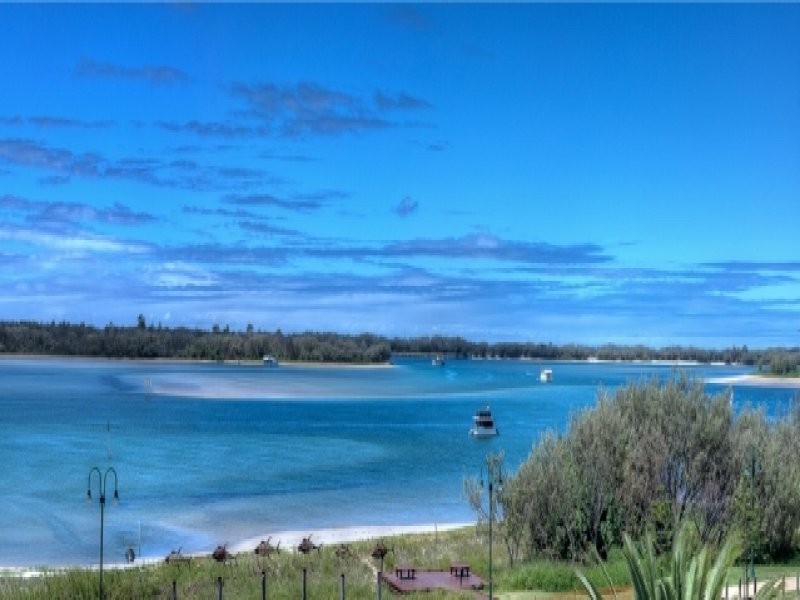 ID 8239, Labrador QLD 4215