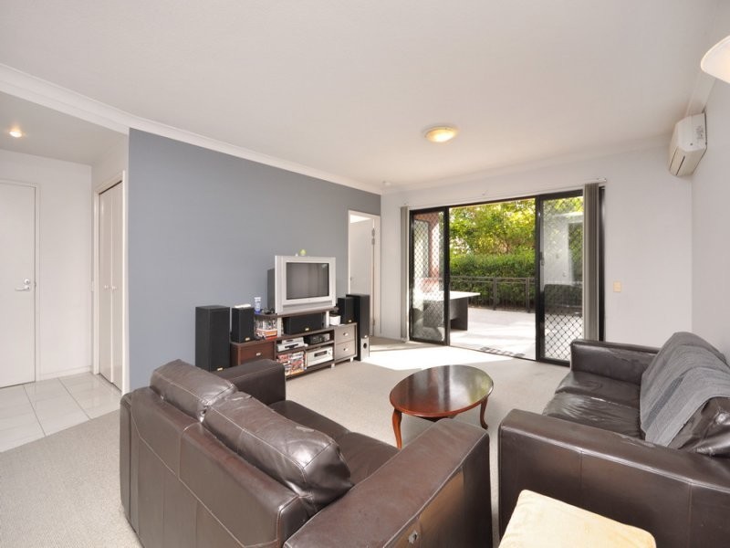 70 Norman Crescent, Norman Park QLD 4170