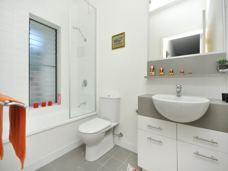 Unit 303 / 28 Masters Street, Newstead QLD 4006