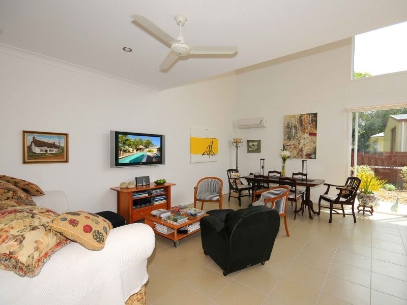 71 Elizabeth st, Urangan QLD 4655