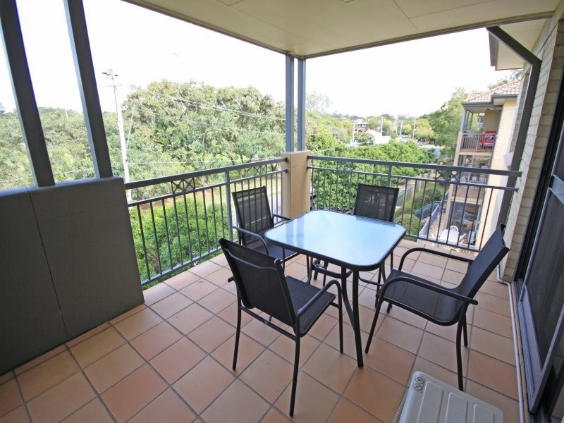 Unit 1  / 300 Sir Fred Schonell Drive, St Lucia QLD 4067