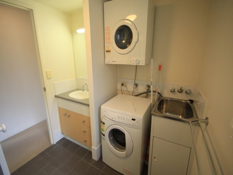 Unit 1  / 300 Sir Fred Schonell Drive, St Lucia QLD 4067