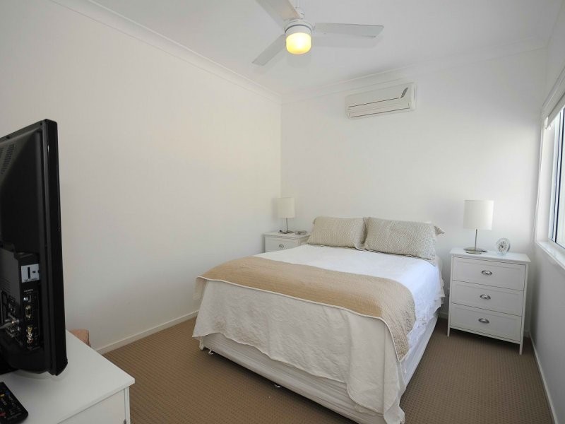 71 Elizabeth st, Urangan QLD 4655