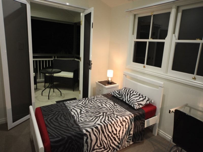 12 Kings Road, Taringa QLD 4068