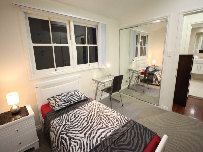 12 Kings Road, Taringa QLD 4068