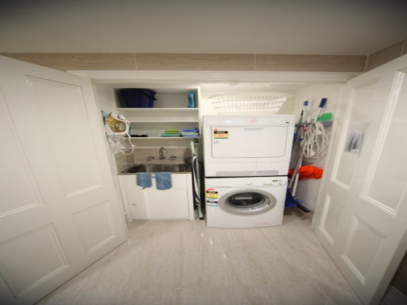 12 Kings Road, Taringa QLD 4068