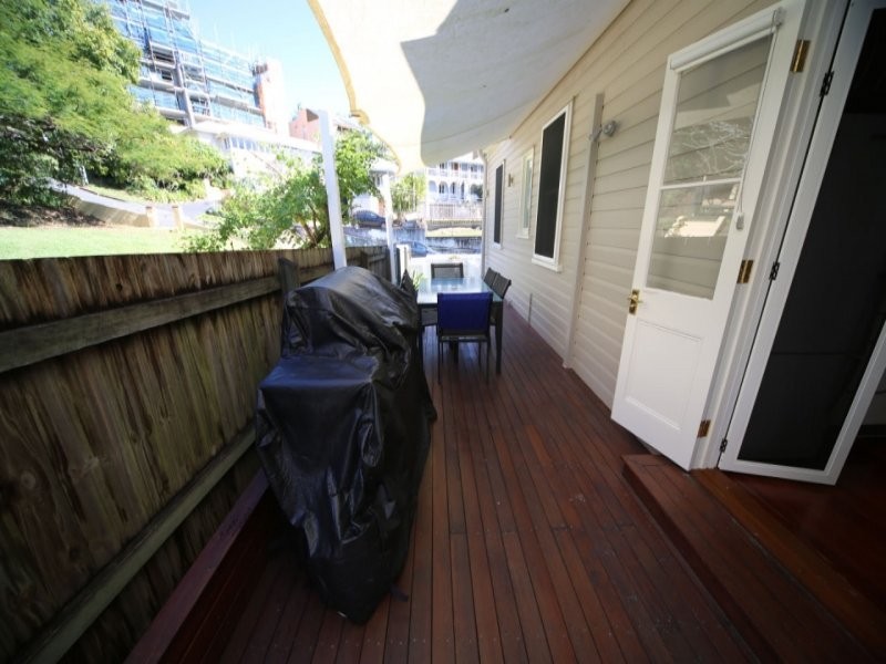 1 12 Kings Road, Taringa QLD 4068