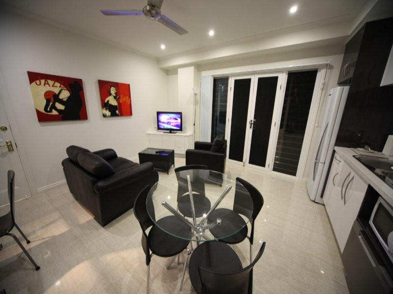 1 12 Kings Road, Taringa QLD 4068