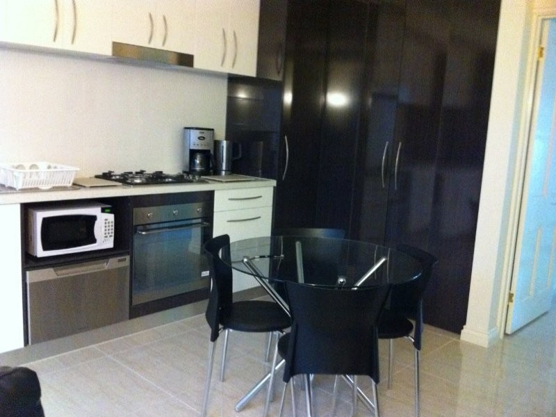 1 12 Kings Road, Taringa QLD 4068