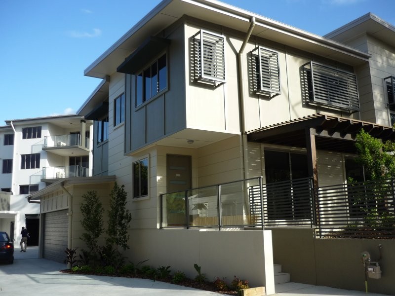 11 Riding Road, Hawthorne QLD 4171