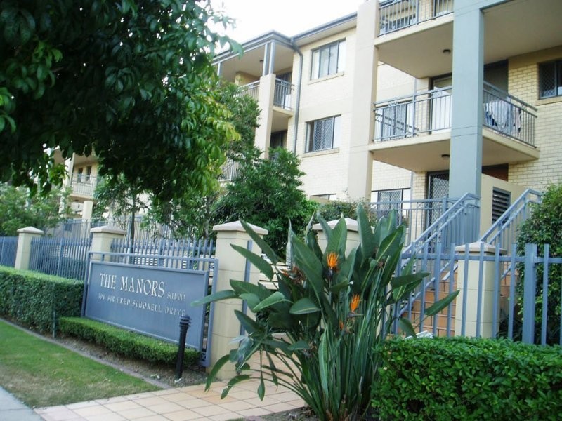 Unit 1  / 300 Sir Fred Schonell Drive, St Lucia QLD 4067