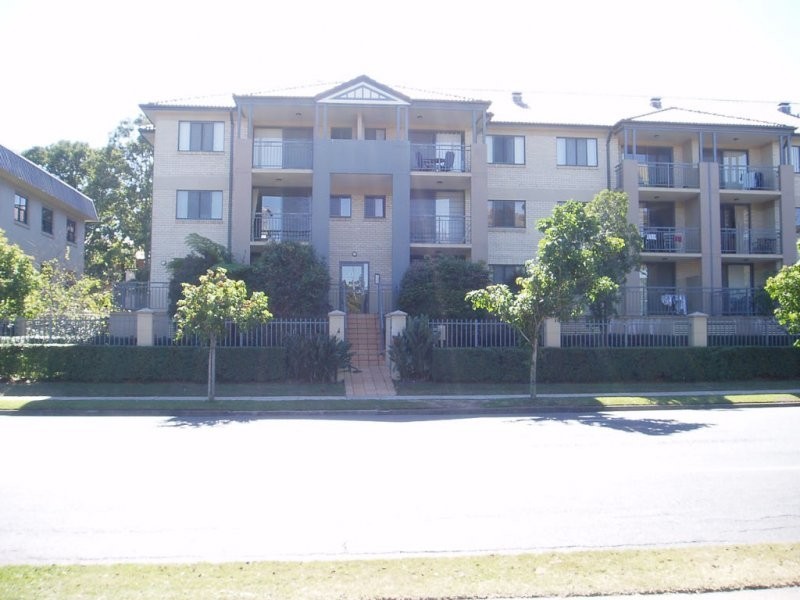 Unit 1  / 300 Sir Fred Schonell Drive, St Lucia QLD 4067