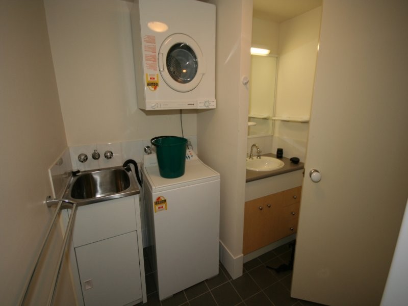 Unit 1 / 300 Sir Fred Schonell Drive, St Lucia QLD 4067