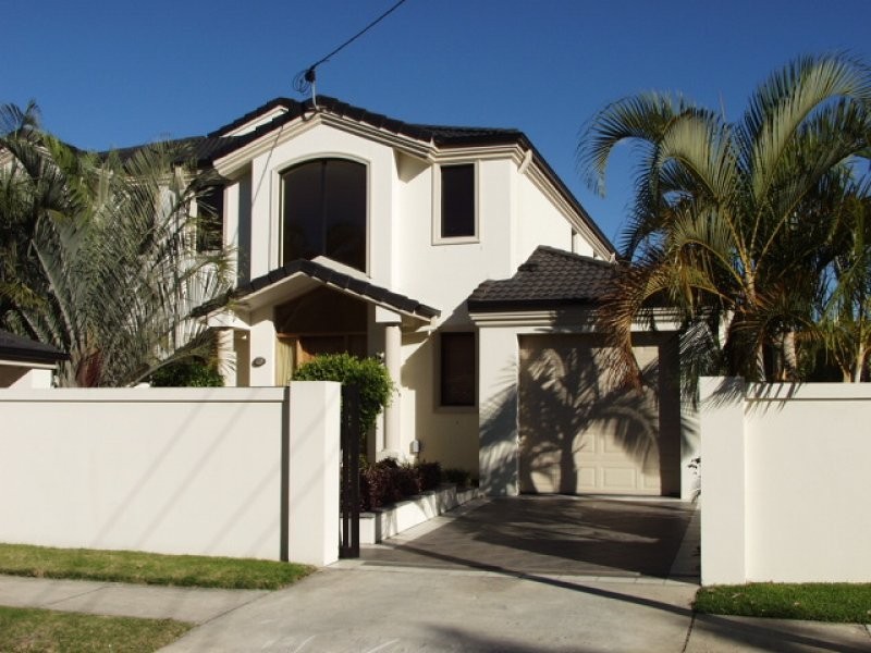 2/10 Bradford, Labrador QLD 4215