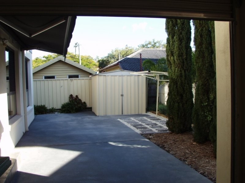 2/10 Bradford, Labrador QLD 4215