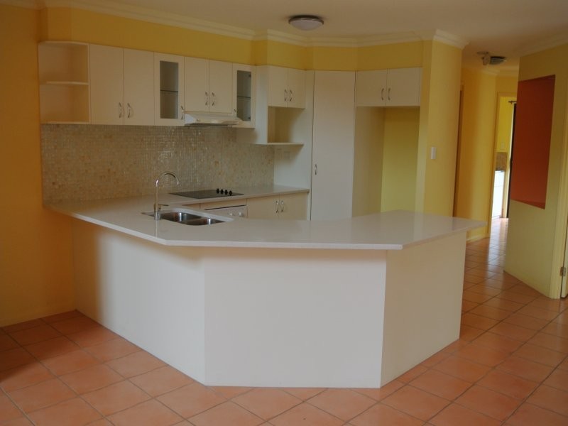 2/10 Bradford, Labrador QLD 4215