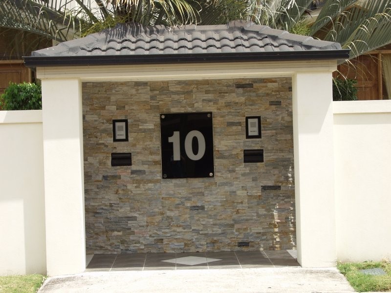 2/10 Bradford, Labrador QLD 4215