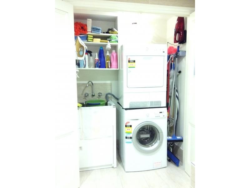 12 Kings Road, Taringa QLD 4068