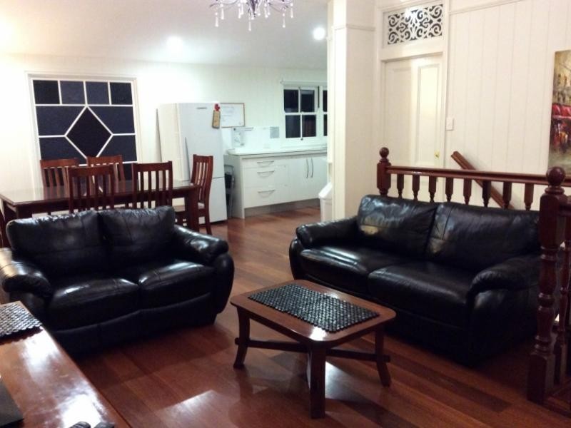 12 Kings Road, Taringa QLD 4068