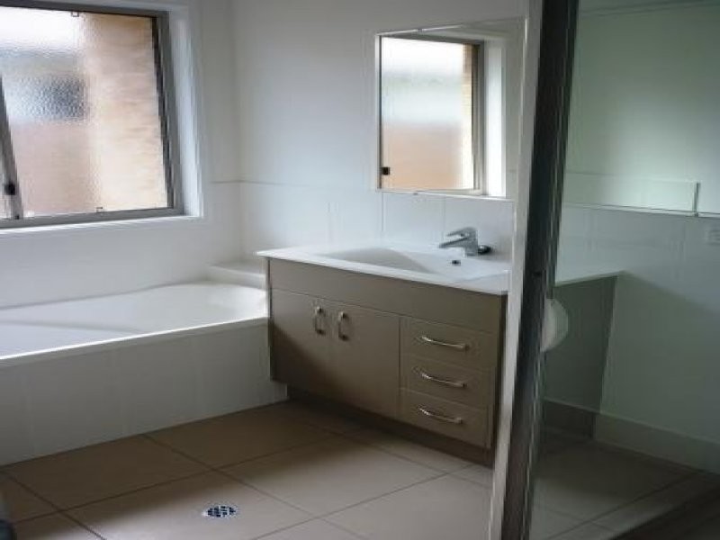 32 Lancaster Cct, Urraween QLD 4655