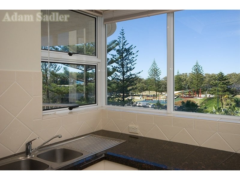 8 Philip Avenue, Broadbeach QLD 4218