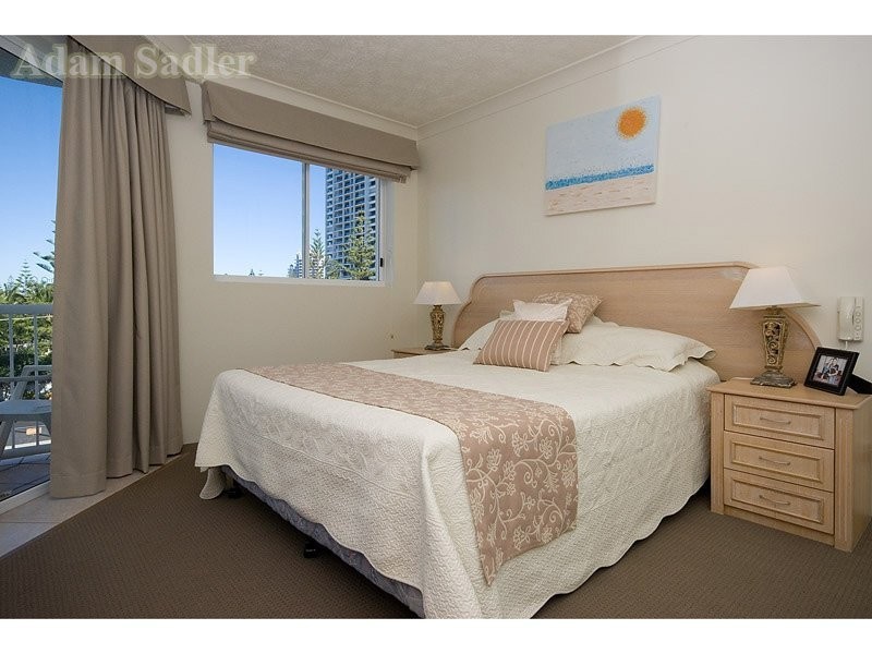 8 Philip Avenue, Broadbeach QLD 4218