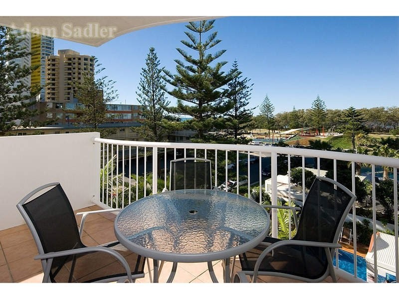 8 Philip Avenue, Broadbeach QLD 4218